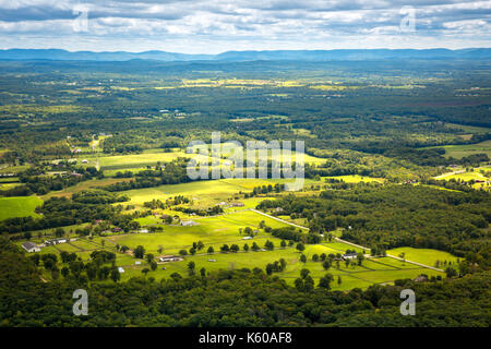 Luftaufnahme des Hudson Valley Farm Land aus Gertrude die Nase Wanderweg gesehen Stockfoto