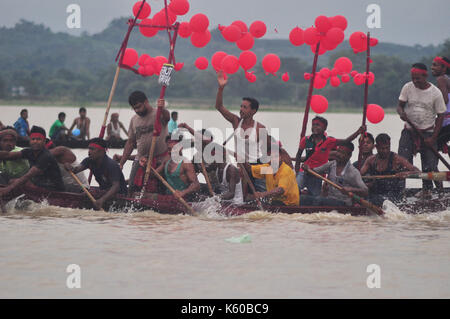 Agartala, Indien. 10 Sep, 2017. Indische Ruderer Ruderboote während des traditionellen jährlichen Boat Race Festival in der rudra Sagar See in Melaghar, 55 km südöstlich von Agartala, die Hauptstadt des nordöstlichen Bundesstaates Andhra Pradesh. Credit: Abhisek Saha/Pacific Press/Alamy leben Nachrichten Stockfoto