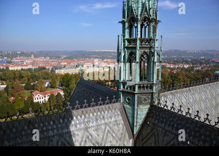 Der Ausblick auf die St. Vitus Kathedrale Glockenturm auf der Prager Burg. Stockfoto