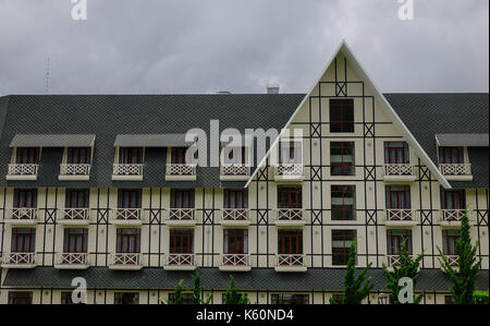 Dalat, Vietnam - 18 Aug, 2017. Fassade des Mountain Resort in Winter in Dalat, Vietnam. Da Lat ist rund um einen See und Golfplatz zentriert, und umgeben Stockfoto