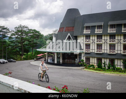 Dalat, Vietnam - 18 Aug, 2017. Eine touristische Radtouren am Luxus Resort in Dalat, Vietnam. Da Lat ist rund um einen See und Golfplatz zentriert, und umgeben von b Stockfoto