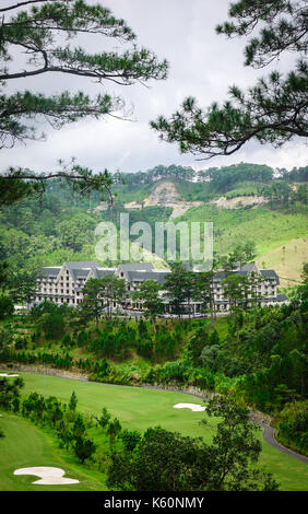 Mountain Resort am Sommer, der in Dalat, Vietnam. Da Lat ist rund um einen See und Golfplatz zentriert, und umgeben von Hügeln, die Kiefernwälder. Stockfoto