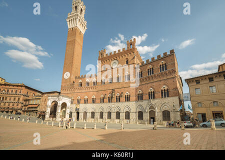 Architektonische Wunder der alten Gebäude der mittelalterlichen Stadt Siena, Toskana, Italien Stockfoto