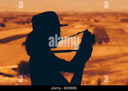 Silhouette eines Fotografen, hält eine Kamera. Stockfoto