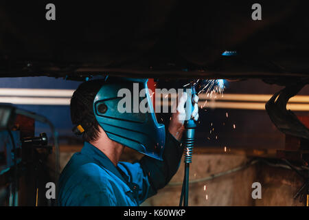 Mann in einer Maske nicht Schweißmaschinen. Stockfoto