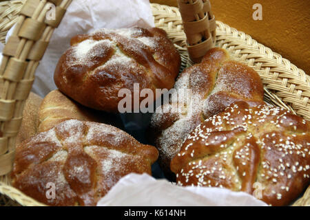 Das Brot der Tod ist eine Art Brot, das in Mexiko vorbereitet ist. Es ist nicht das tägliche Brot, da es mit dem Tag der Toten verbunden ist Stockfoto