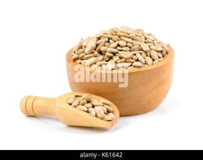 Ungeschälten Sonnenblumenkerne in Houten auf weißem Hintergrund, frisch geschälte Sonnenblumenkerne in Löffel aus Holz Stockfoto