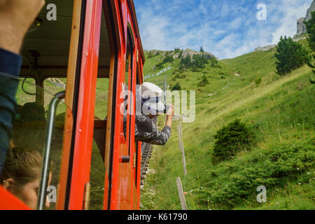 Luzern, JUL 16: Blick vom Sonderzug auf den Pilatus am 16. JUL 2017 in Luzern, Schweiz Stockfoto