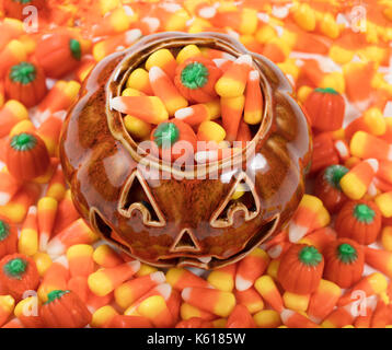 Halloween Candy Leckereien in Kürbis Container Stockfoto