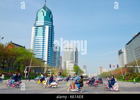 Stadt Taiyuan, Provinz Shanxi, China. Nach Westen entlang Bayi Straße vom 1. Mai Platz im Stadtzentrum gesehen Stockfoto