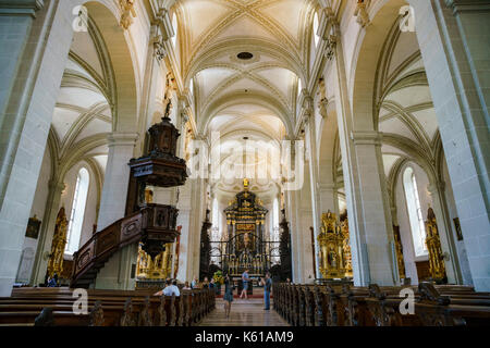 Luzern, JUL 16: Innenansicht der berühmten und historischen Kirche St. Leodegar, Luzern am 16. JUL 2017 in Luzern, Schweiz Stockfoto