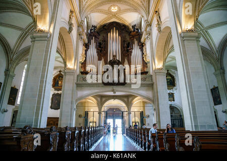 Luzern, JUL 16: Innenansicht der berühmten und historischen Kirche St. Leodegar, Luzern am 16. JUL 2017 in Luzern, Schweiz Stockfoto