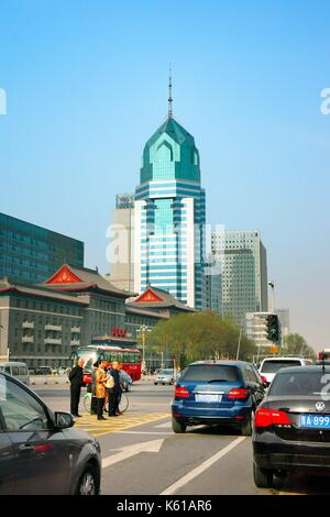 Stadt Taiyuan, Provinz Shanxi, China. Nach Westen entlang Bayi Straße vom 1. Mai Platz im Stadtzentrum gesehen Stockfoto