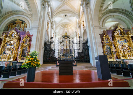 Luzern, JUL 16: Innenansicht der berühmten und historischen Kirche St. Leodegar, Luzern am 16. JUL 2017 in Luzern, Schweiz Stockfoto