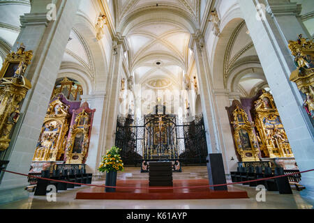 Luzern, JUL 16: Innenansicht der berühmten und historischen Kirche St. Leodegar, Luzern am 16. JUL 2017 in Luzern, Schweiz Stockfoto