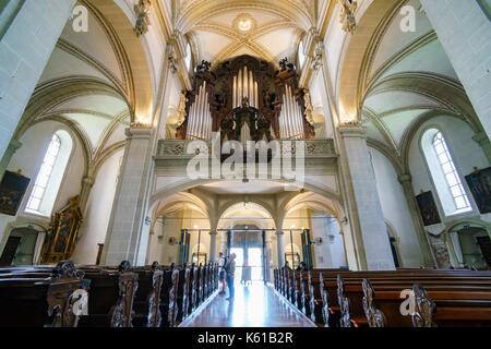 Luzern, JUL 16: Innenansicht der berühmten und historischen Kirche St. Leodegar, Luzern am 16. JUL 2017 in Luzern, Schweiz Stockfoto