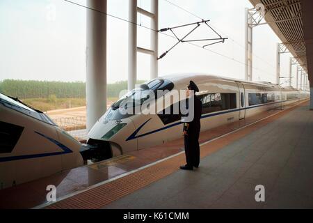 Elektrische Bullet Zug von Peking nach Shanghai High Speed Railway an Gansu Ost Bahnhof, Provinz Shandong, China Stockfoto