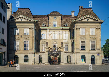 Zürich, 15.Juli: Schöne und historische alte Straße am 15.Juli 2017 in Zürich, Schweiz Stockfoto