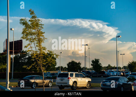 Eine Shelf cloud über Oklahoma City, Oklahoma, USA entwickelt. Es ist durch einen Aufwind und ein abwind eines Sturmtief verursacht. Stockfoto