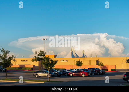 Eine Shelf cloud über Oklahoma City, Oklahoma, USA entwickelt. Es ist durch einen Aufwind und ein abwind eines Sturmtief verursacht. Stockfoto