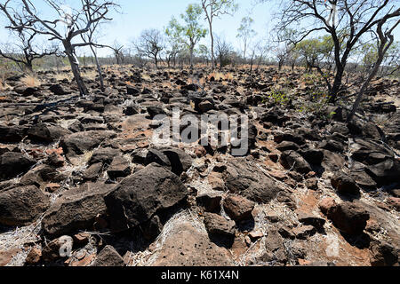 Schwarz und Rot Basalt Formationen an Bottletree Ridge Lookout in der Nähe von Porcupine Gorge National Park, Queensland, Queensland, Australien Stockfoto