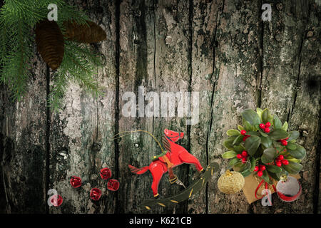 Symbole von Weihnachten: Dekorationen, Geschenke, tannenzweigen auf Holz- Hintergrund. 3D-Rendering Stockfoto
