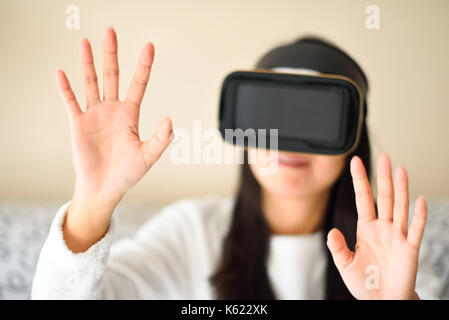 Asiatische Frau, die versucht, virtual reality Simulator Gläser Stockfoto