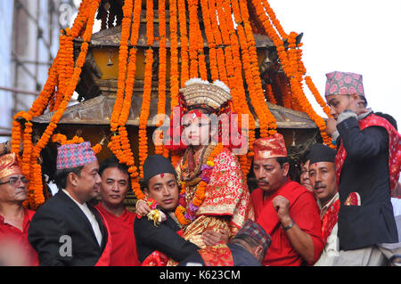 Kathmandu, Nepal. 10 Sep, 2017. Anhänger der Göttin Kumari" für den Wagen ziehen Festival am letzten Tag von Indra Jatra Festival feierte in Basantapur Durbar Square, Kathmandu, Nepal am Sonntag, 11. September 2017. Anhänger feierten den Gott der Regen "Indra" für 8 Tage in Kathmandu. Credit: Narayan Maharjan/Pacific Press/Alamy leben Nachrichten Stockfoto