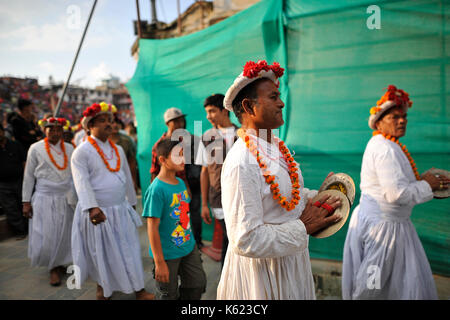 Kathmandu, Nepal. 10 Sep, 2017. Priester auf traditionellen Instrumenten, die am letzten Tag der Indra Jatra Festival feierte in Basantapur Durbar Square, Kathmandu, Nepal am Sonntag, 11. September 2017. Anhänger feierten den Gott der Regen "Indra" für 8 Tage in Kathmandu. Credit: Narayan Maharjan/Pacific Press/Alamy leben Nachrichten Stockfoto