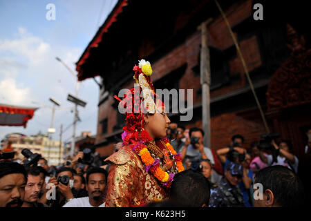 Kathmandu, Nepal. 10 Sep, 2017. Bhairab Devotees, die Gott für den Wagen ziehen Festival am letzten Tag von Indra Jatra Festival feierte in Basantapur Durbar Square, Kathmandu, Nepal am Sonntag, 11. September 2017. Anhänger feierten den Gott der Regen "Indra" für 8 Tage in Kathmandu. Credit: Narayan Maharjan/Pacific Press/Alamy leben Nachrichten Stockfoto