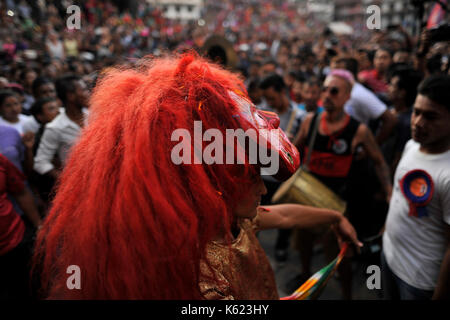 Kathmandu, Nepal. 10 Sep, 2017. Eine Maske Tänzer Lakhay', Tanz in der traditionelle rituelle Melodien von Drums, die am letzten Tag der Indra Jatra Festival in Basantapur Durbar Square, Kathmandu, Nepal am Sonntag, 11. September 2017 gefeiert. Anhänger feierten den Gott der Regen "Indra" für 8 Tage in Kathmandu. Credit: Narayan Maharjan/Pacific Press/Alamy leben Nachrichten Stockfoto