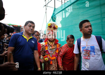 Kathmandu, Nepal. 10 Sep, 2017. Gott' Bhairab "Spaziergänge in Richtung Wagen für den Wagen ziehen Festival am letzten Tag von Indra Jatra Festival in Basantapur Durbar Square, Kathmandu, Nepal am Sonntag, 11. September 2017 gefeiert. Anhänger feierten den Gott der Regen "Indra" für 8 Tage in Kathmandu. Credit: Narayan Maharjan/Pacific Press/Alamy leben Nachrichten Stockfoto