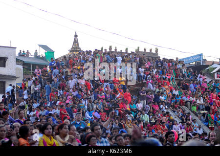 Kathmandu, Nepal. 10 Sep, 2017. Nepalesische devotees beobachten sie den Wagen ziehen Festival durch die Frau, die am letzten Tag der Indra Jatra Festival feierte in Basantapur Durbar Square, Kathmandu, Nepal am Sonntag, 11. September 2017. Anhänger feierten den Gott der Regen "Indra" für 8 Tage in Kathmandu. Credit: Narayan Maharjan/Pacific Press/Alamy leben Nachrichten Stockfoto
