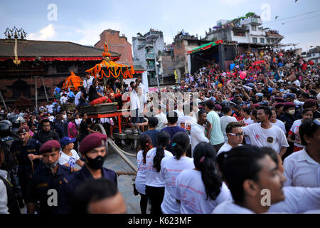 Kathmandu, Nepal. 10 Sep, 2017. Nepalesische Frauen Anhänger ziehen den Wagen von Ganesh am letzten Tag von Indra Jatra Festival feierte in Basantapur Durbar Square, Kathmandu, Nepal am Sonntag, 11. September 2017. Anhänger feierten den Gott der Regen "Indra" für 8 Tage in Kathmandu. Credit: Narayan Maharjan/Pacific Press/Alamy leben Nachrichten Stockfoto