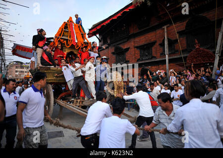 Kathmandu, Nepal. 10 Sep, 2017. Nepalesische Frauen Anhänger ziehen den Wagen der Kumari, die am letzten Tag der Indra Jatra Festival feierte in Basantapur Durbar Square, Kathmandu, Nepal am Sonntag, 11. September 2017. Anhänger feierten den Gott der Regen "Indra" für 8 Tage in Kathmandu. Credit: Narayan Maharjan/Pacific Press/Alamy leben Nachrichten Stockfoto