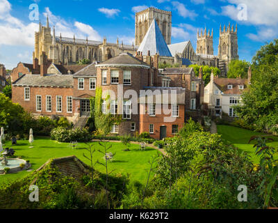 Von den Stadtmauern aus hat man einen Blick über den Hinterteil des Grays Court Hotels bis zum York Minster Stockfoto