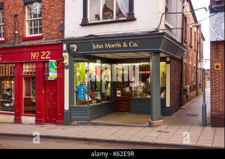 John Morris & Co. mens Ausstatter in Whitchurch Stockfoto