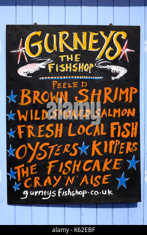 Gurneys Fischhändler unterzeichnen, Burnham Market, North Norfolk, England Stockfoto