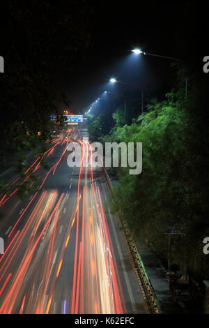 Leichte Spuren am Canal Road, Lahore, Pakistan Stockfoto