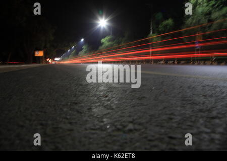 Leichte Spuren am Canal Road, Lahore, Pakistan Stockfoto