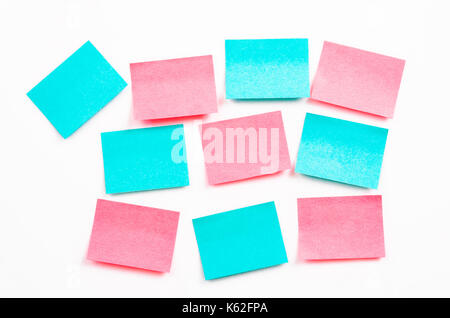 Leere Post it Notes oder Haftnotiz auf weiße Wand. Stockfoto