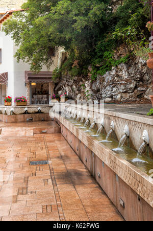 Alten venezianischen Brunnen mit löwenköpfen Federn reines Trinkwasser in Spili Kreta Griechenland Stockfoto