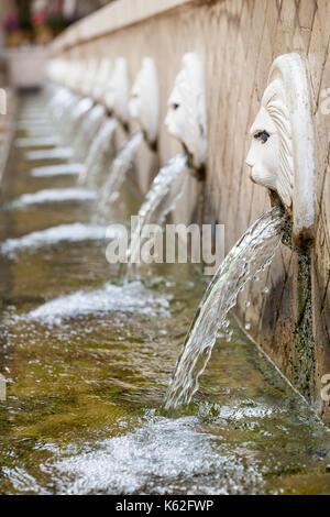 Alten venezianischen Brunnen mit löwenköpfen Federn reines Trinkwasser in Spili Kreta Griechenland Stockfoto