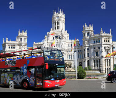 MADRID, Spanien - 26. JUNI 2017: Madrid City Tour Bus vorbei Vor von Cybele Palace mit touristischen genießt die Fahrt. Stockfoto