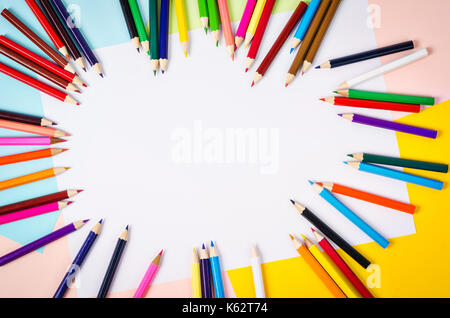 Buntstifte mit leeren Raum für Ihre Text- oder Nachricht auf farbiges Papier. Stockfoto