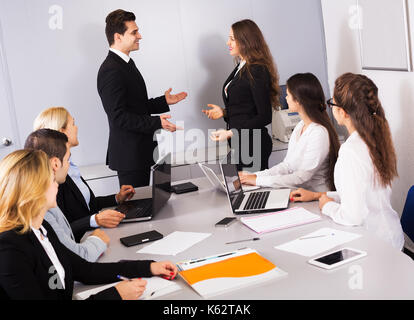 Zwei Manager handshaking Feiern und vorteilhafte Abkommen in Ofice Stockfoto