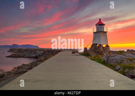 Der alte Leuchtturm in Laukvik bei Sonnenuntergang, Lofoten, Nordland, Norwegen Stockfoto