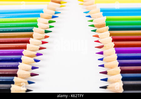 Viele verschiedene Buntstifte auf weißem Hintergrund Stockfoto