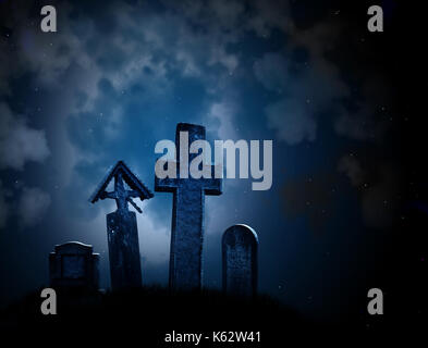 Mittelalterliche Stein Kreuze und Grabsteine auf einem Friedhof. Auf nacht himmel Hintergrund. Foto Farben in blauer Farbe. Kopieren Sie Platz für Ihren Text Stockfoto