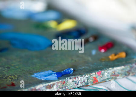 Ölfarben auf Holz- palette Stockfoto